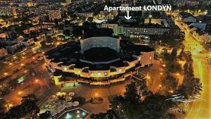 een luchtzicht op een gebouw in een stad 's nachts bij Klimatyzowany Apartament Londyn in Kielce
