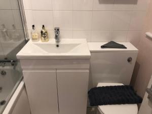 Bilik mandi di A Home from Home