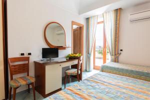 Llit o llits en una habitació de La Capannina - Hotel & Apartments