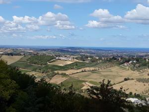 uma vista para o campo a partir do topo de uma colina em Belvilla by OYO Casa Cevoli em Gemmano