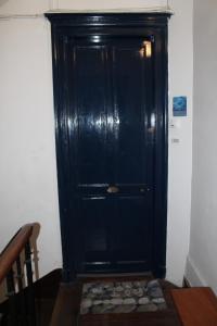 a black door in the corner of a room at Appartement au calme Centre Ville à 2 pas du vieux marché in La Rochelle
