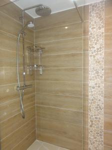 サン・ルイス・デ・サビニリャスにあるSunset Gem Aptのバスルーム(ガラスドア付きのシャワー付)