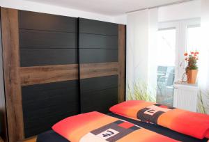 1 dormitorio con cabecero de madera y 2 camas en Ferienwohnung Geyer, en Penzing