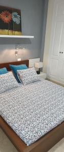 um quarto com uma cama grande e almofadas azuis em C101 Los Balandros em Palm-mar