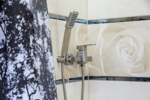 eine Dusche mit Duschkopf im Bad in der Unterkunft Apartments near Dolphinarium in Truskawez