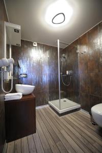 ロウニにあるCaramellのバスルーム(シャワー、洗面台、トイレ付)