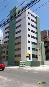 un gran edificio al lado de una calle en Flat no Cabo Branco, en João Pessoa