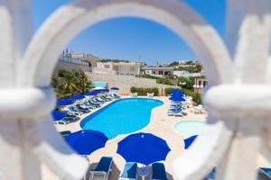 uma vista para a piscina a partir da varanda de um resort em Hotel Ristorante Panoramico em Castro di Lecce