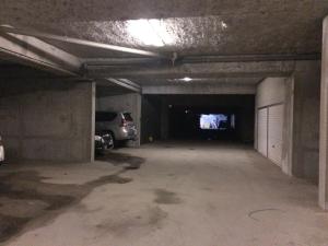 un garaje vacío con un coche aparcado en él en appartement fogliettaz, en La Thuile Sainte-Foy-Tarentaise