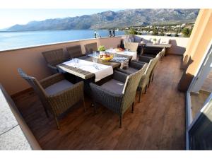 een restaurant met een tafel en stoelen op een balkon bij Apartment Dinko in Rovanjska