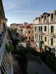 博爾迪蓋拉的住宿－Appartamento Corso Italia "Natura"，享有城市街道和建筑的景色