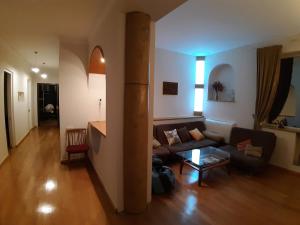 sala de estar con sofá y mesa en Belleview Apartments, en Tiflis