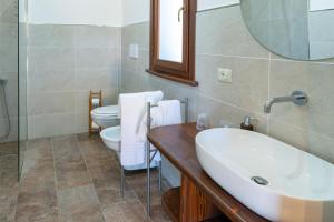 a bathroom with a sink, toilet and bathtub at Villa Trigona in Piazza Armerina