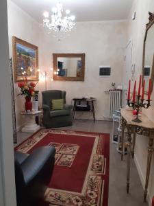 a living room with a chandelier and a red rug at da Ysabel in Verona