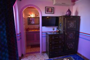TV a/nebo společenská místnost v ubytování Riad bleu du Sud