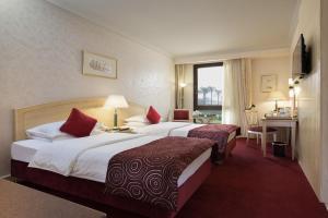 Llit o llits en una habitació de Le Passage Cairo Hotel & Casino