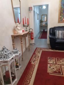 ein Wohnzimmer mit einem Sofa und einem Tisch mit roten Kerzen in der Unterkunft da Ysabel in Verona