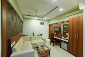 Una televisión o centro de entretenimiento en Sreepathi Indraprastha