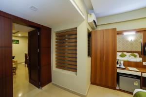 Habitación con cocina y armario de madera. en Sreepathi Indraprastha, en Guruvāyūr