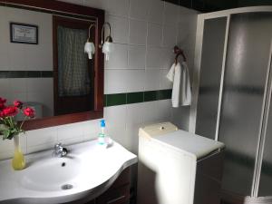 エル・パソにあるCasa Casildaのバスルーム(洗面台、トイレ、鏡付)