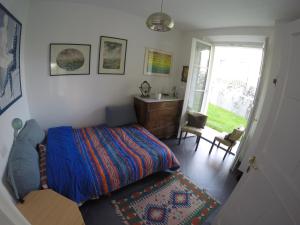 1 dormitorio con 1 cama, vestidor y ventana en Mura Lucca, en Lucca