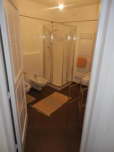 e bagno con doccia, servizi igienici e lavandino. di Mura Lucca a Lucca