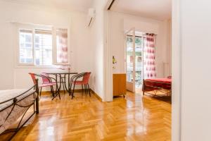 een woonkamer met een eettafel en stoelen bij Petaluda House 3 in Athene