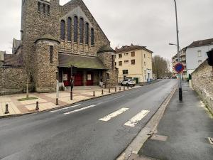 an empty street in front of a church at Echapée belle proche gare et centre ville in Chalons en Champagne