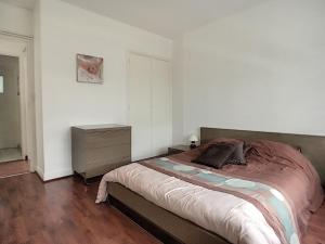 a bedroom with a bed and a dresser in it at Echapée belle proche gare et centre ville in Chalons en Champagne