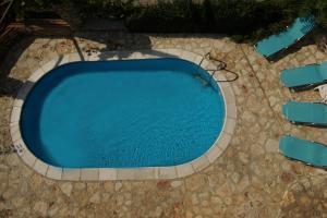 an overhead view of a swimming pool with blue water at Casa de Artes Guest House in Balchik