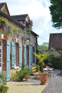 a house with flowers on the side of it at Le clos du Ru in Presnoy