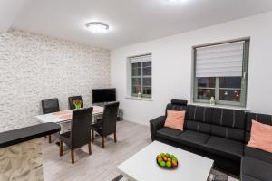 salon z kanapą i stołem w obiekcie Apartament Rynek Sienny 1 w Szczecinie