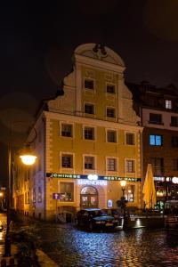 duży żółty budynek na ulicy w nocy w obiekcie Apartament Rynek Sienny 1 w Szczecinie