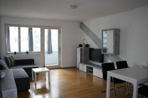 salon z kanapą i stołem w obiekcie Appartement Top 7 w Linzu