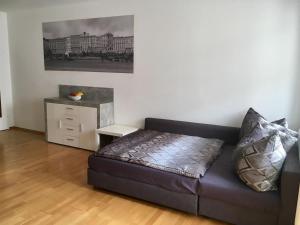 salon z kanapą i stołem w obiekcie Appartement Top 7 w Linzu