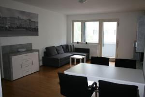 salon z kanapą i stołem w obiekcie Appartement Top 7 w Linzu
