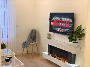 TV a/nebo společenská místnost v ubytování EXCLUSIVO Y LUMINOSO PISO EN EL PARQUE DEL RETIRO