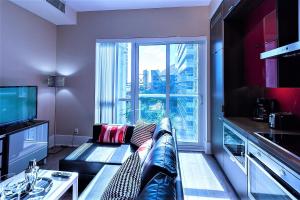 TV a/nebo společenská místnost v ubytování Upscale Suite at CN Tower, Metro Convention & Rogers Centre