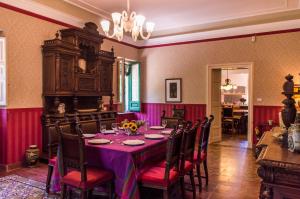 comedor con mesa y mantel púrpura en Affascinante Villa Ottocentesca a Caltagirone en Caltagirone