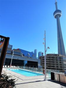 Bazén v ubytování Upscale Suite at CN Tower, Metro Convention & Rogers Centre nebo v jeho okolí