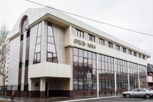 un edificio con un'auto parcheggiata di fronte di Nova Hotel ad Astrakhan