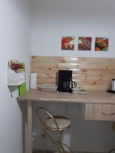 Zestaw do parzenia kawy i herbaty w obiekcie Apartament wSPAniały.