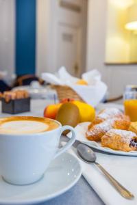 stół z filiżanką kawy i talerzem jedzenia w obiekcie Hotel Viterbo Inn w mieście Viterbo