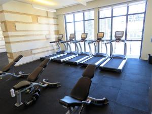 Fitness centrum a/nebo fitness zařízení v ubytování Upscale Suite at CN Tower, Metro Convention & Rogers Centre