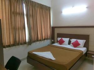 Ένα ή περισσότερα κρεβάτια σε δωμάτιο στο Banyan Tree Comforts Mysore