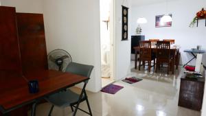 een keuken en eetkamer met een tafel en stoelen bij JSB Residences Cebu A-flat in Tugbongan