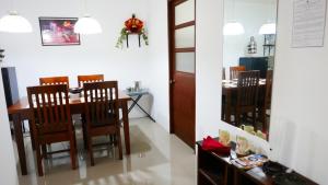 een eetkamer met een tafel en stoelen en een spiegel bij JSB Residences Cebu A-flat in Tugbongan