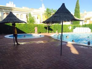 Bazén v ubytovaní Bonita casa en urbanización privada muy cerca del mar y de Alicante alebo v jeho blízkosti