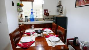 een eettafel met wijnglazen en rode servetten bij JSB Residences Cebu A-flat in Tugbongan
