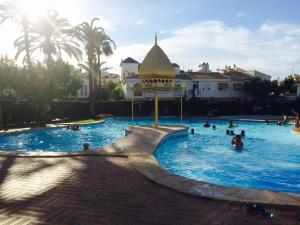 Bazén v ubytovaní Bonita casa en urbanización privada muy cerca del mar y de Alicante alebo v jeho blízkosti